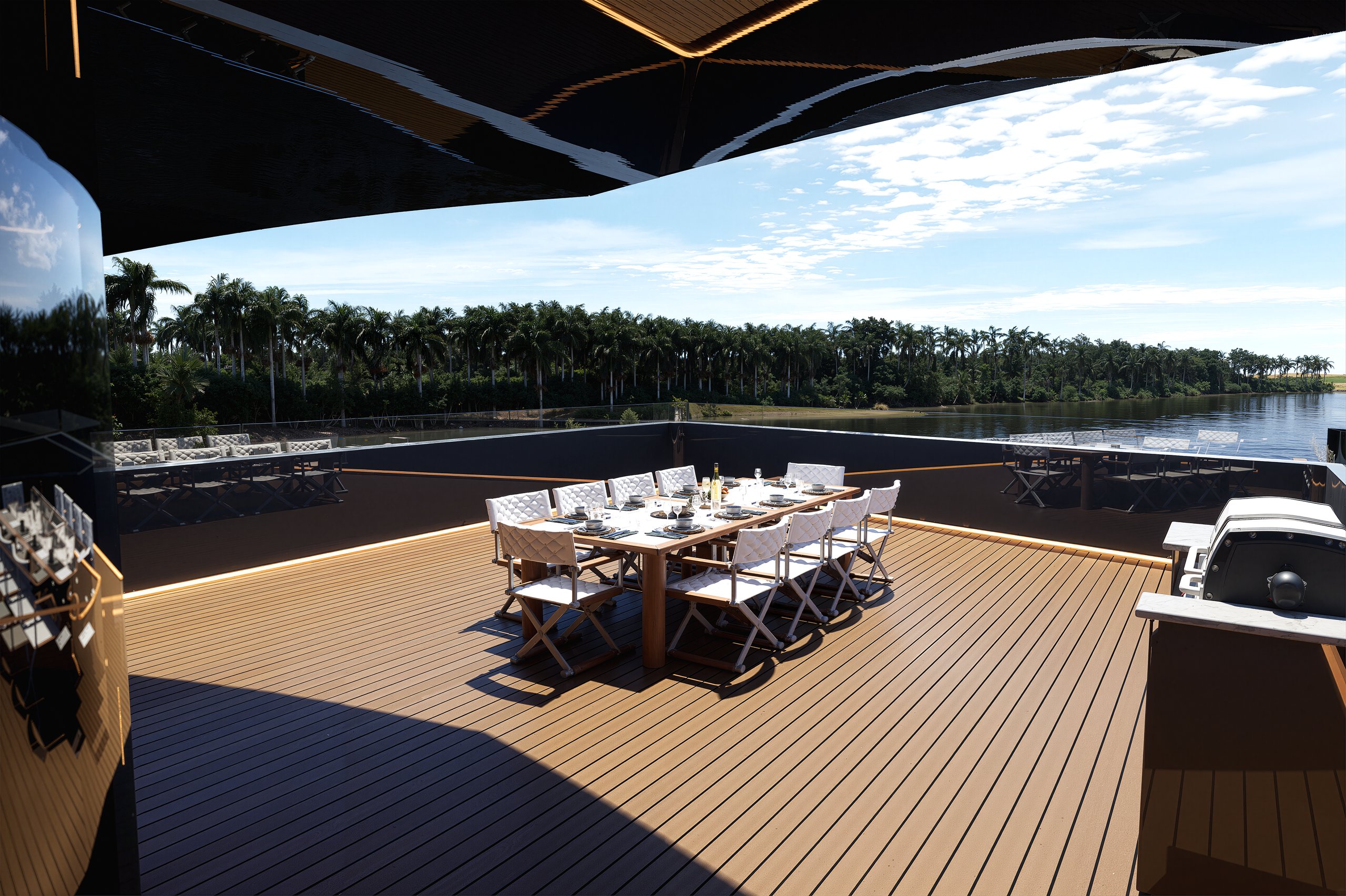 Pirarucu transom and beach club